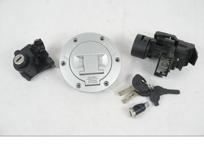 Framsidan på <p>Låssats från BMW R 1200 RT 2011.</p>

<p>2st nycklar och 1st plastnyckel, tändningslås, förvaringfackslås, sadellås och tanklock.</p> motorcykel.