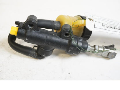 Baksidan på Bromshuvudcylinder från en Triumph Street Triple -2009 motorcykel.