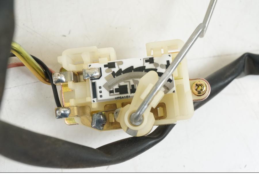 Snett nerifrån på Bensinmätare från en Honda ST 1300 -2002 motorcykel.