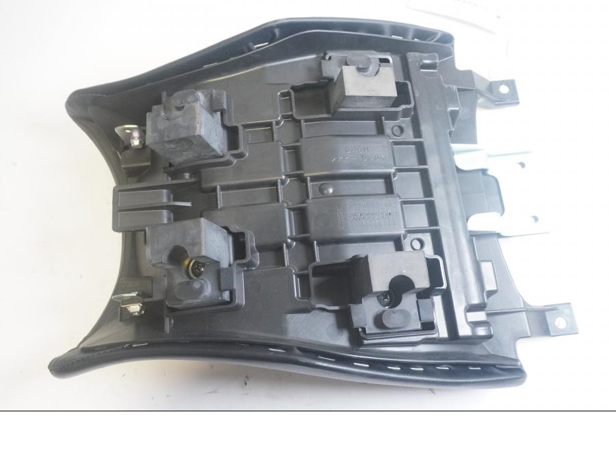 Höger sida på Sadel från en Suzuki GSF 650 -2011 motorcykel.