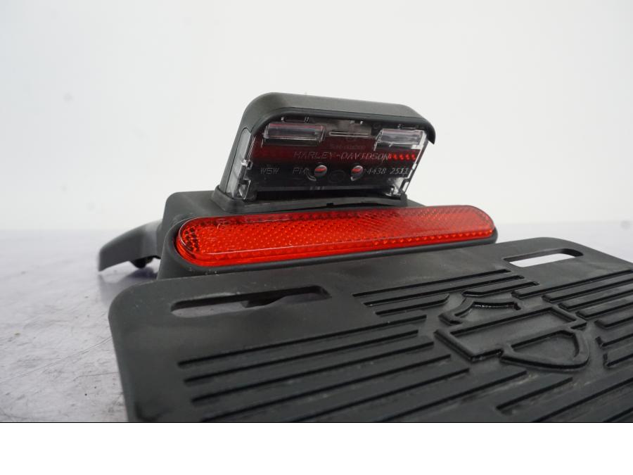 Snett uppifrån på Skylthållare från en H-D Softail Sport Glide FLSB -2022 motorcykel.