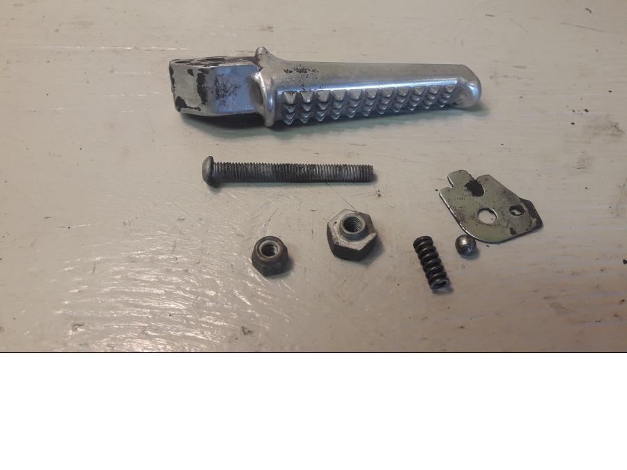 Framsidan på Fotpinne från en Honda VFR 800 -2000 motorcykel.