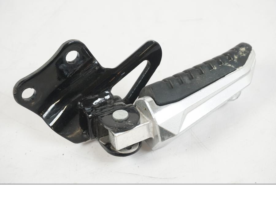 Baksidan på Fotpinne från en Suzuki VZR 1800 -2009 motorcykel.