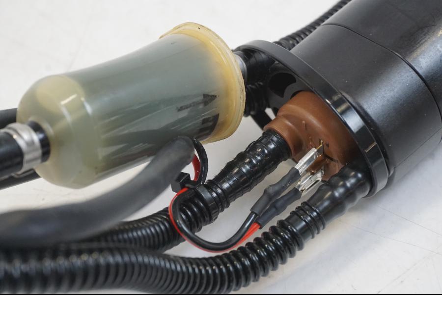 Höger sida på Bensinpump insprut från en Husqvarna 701 Supermoto -2020 motorcykel.