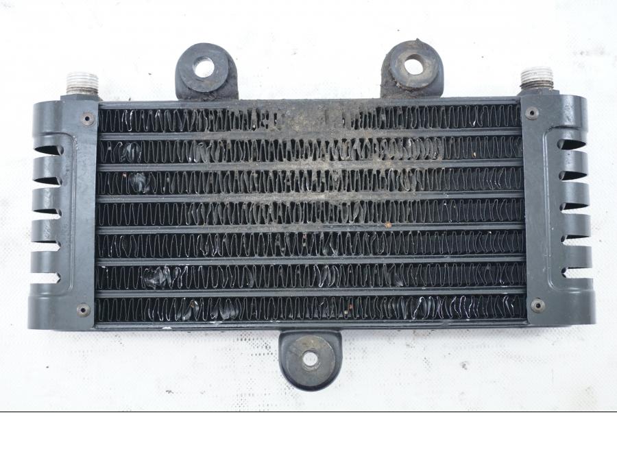 Framsidan på Oljekyl från en Kawasaki Zephyr 550 -1995 motorcykel.