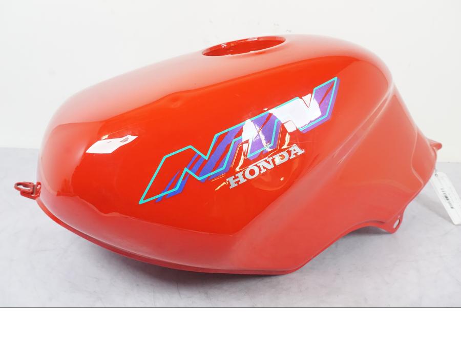 Framsidan på Bensintank från en Honda NTV 650 -1997 motorcykel.