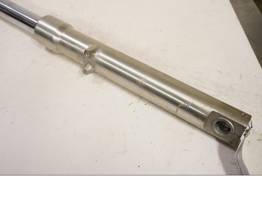 Vänster sida på Gaffelben från en Suzuki LS 650 -1993 motorcykel.