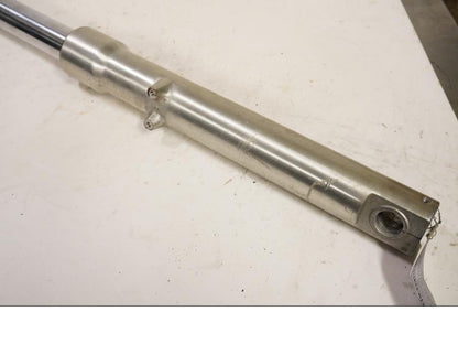 Vänster sida på Gaffelben från en Suzuki LS 650 -1993 motorcykel.