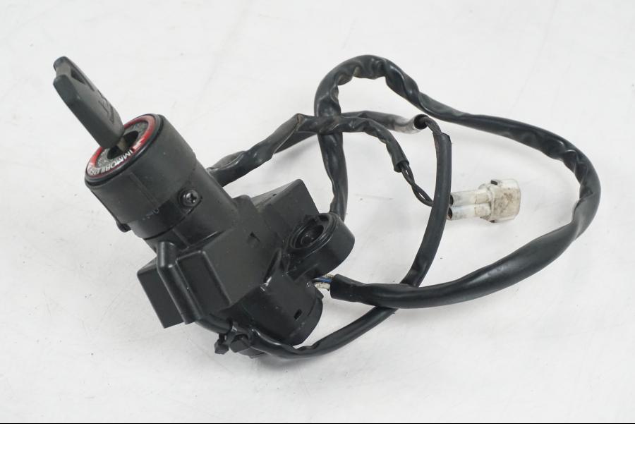 Extrabild2 på <p>Låssats från Kawasaki Z750 ABS 2008.</p>

<p>1st nyckel, tändningslås, tanklock, sadellås, cdi och imob.</p> motorcykel.