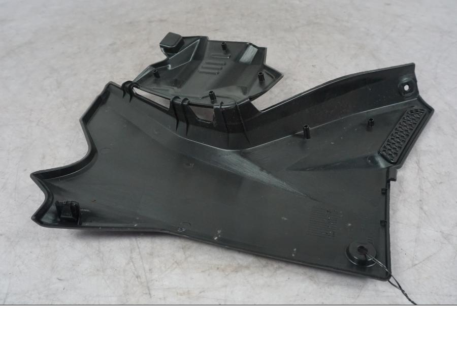 Snett uppifrån på Motorskyddskåpa från en Ducati Multistrada V4 -2024 motorcykel.