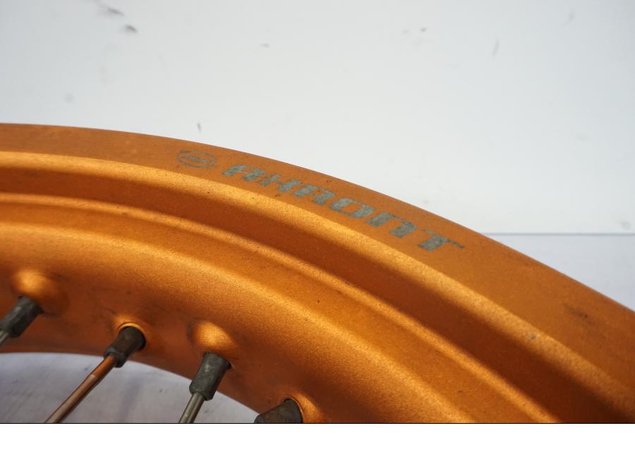 Höger sida på Fälg från en KTM 690 SMCR -2016 motorcykel.