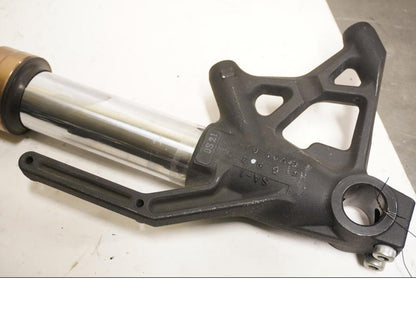 Snett uppifrån på Gaffelben från en Triumph Speed Triple -2011 motorcykel.