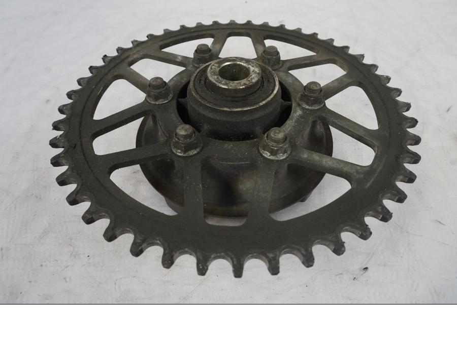 Framsidan på Drevfäste från en Kawasaki ER-6F -2010 motorcykel.