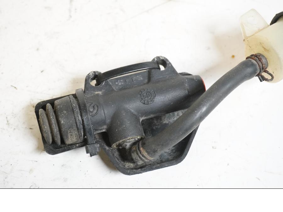 Baksidan på Bromshuvudcylinder från en KTM 625 SXC -2004 motorcykel.