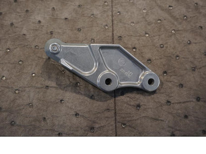 Baksidan på Fotpinnefäste från en Yamaha V-Max 1700 -2010 motorcykel.