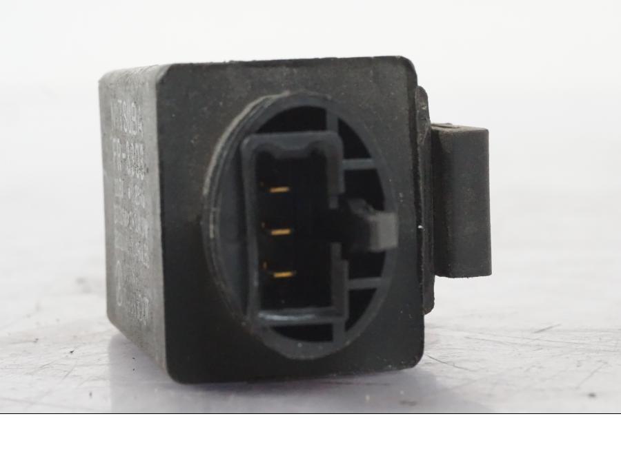 Baksidan på Blinkersrelä från en Honda CBR 1000 F -1999 motorcykel.