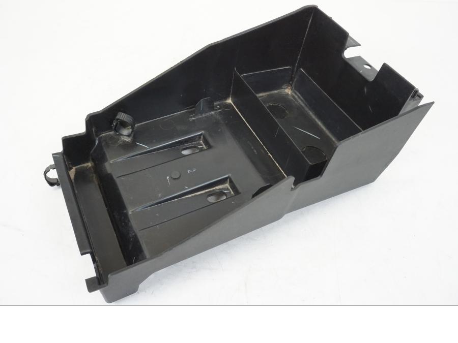 Framsidan på Batterihållare från en Kawasaki NINJA 400 -2020 motorcykel.