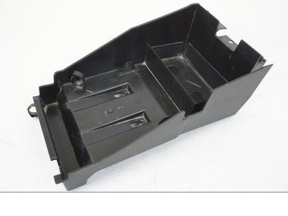 Framsidan på Batterihållare från en Kawasaki NINJA 400 -2020 motorcykel.