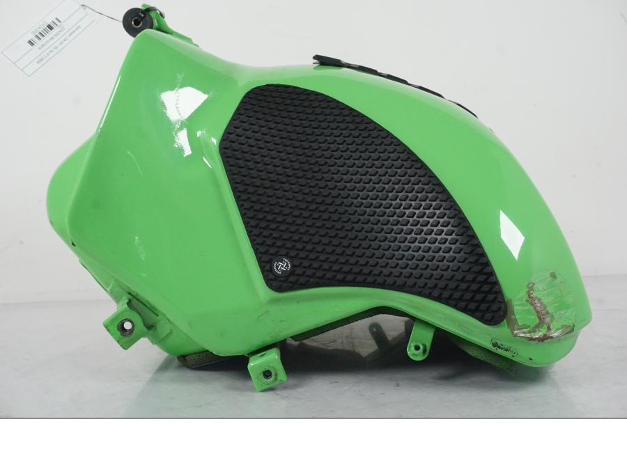 Baksidan på Bensintank från en Kawasaki ZX-6R -2005 motorcykel.