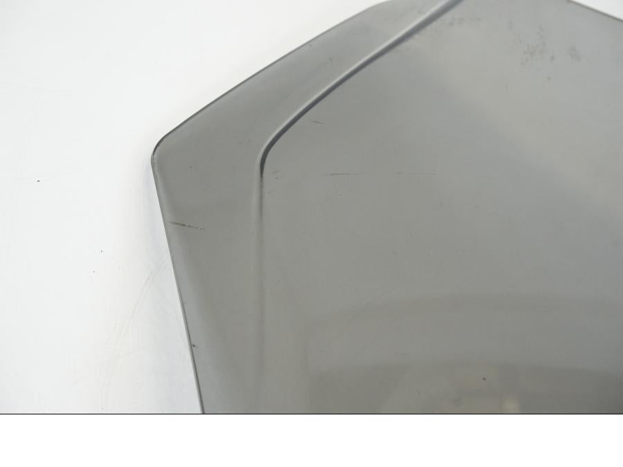 Snett uppifrån på Vindruta från en Yamaha MT-09 -2015 motorcykel.