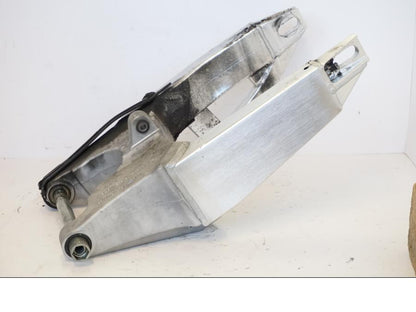 Snett nerifrån på Sving från en Honda CBR 900 RR -2001 motorcykel.