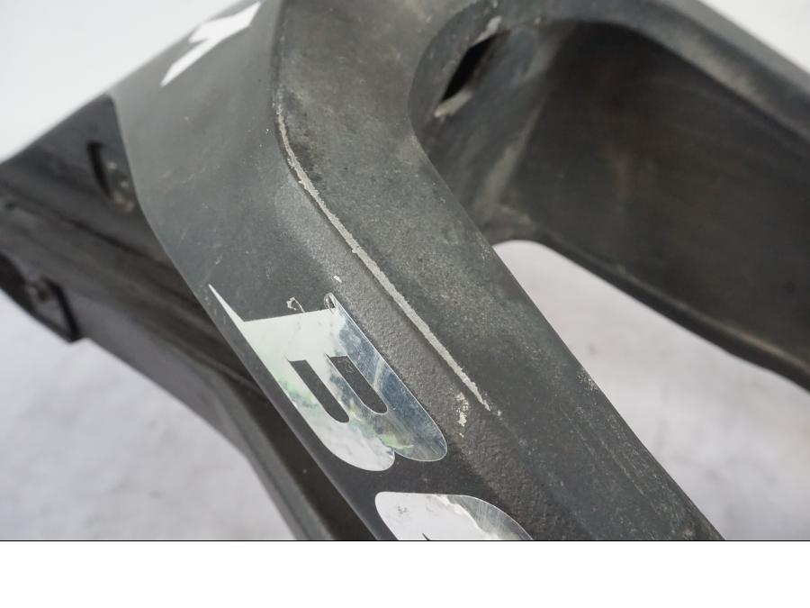 Höger sida på Sving från en Yamaha YZF-R 125 -2008 motorcykel.