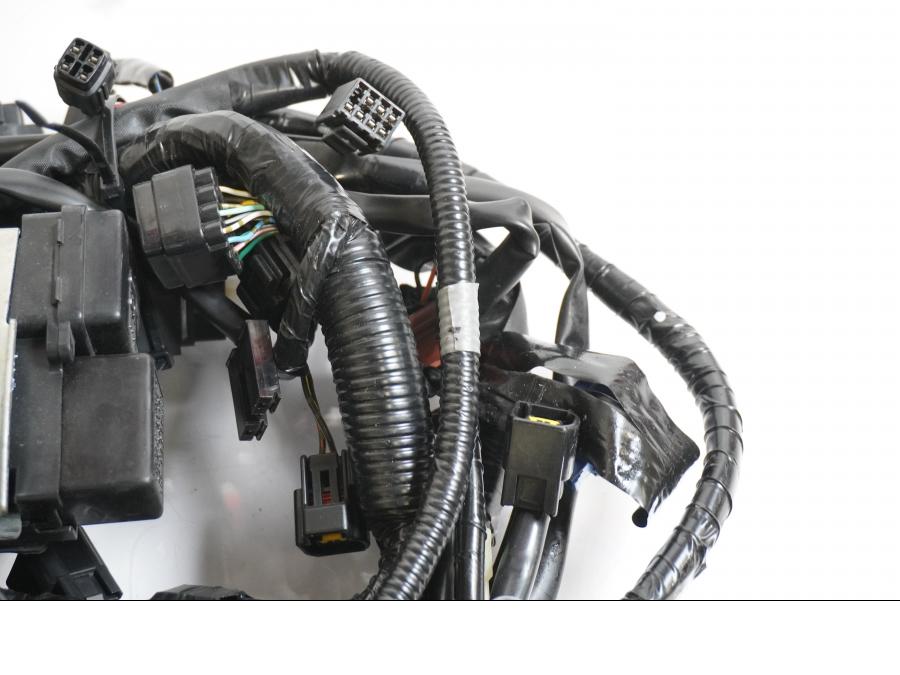 Vänster sida på Kabelstam från en Suzuki GSF 650 -2011 motorcykel.