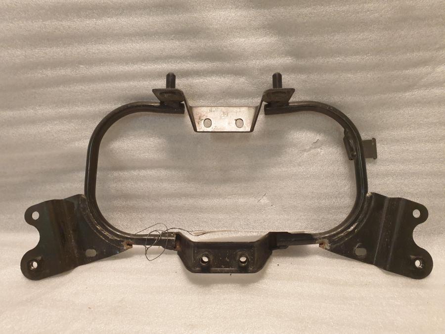 Framsidan på Strålkastarfäste från en Honda XRV 750 -2002 motorcykel.