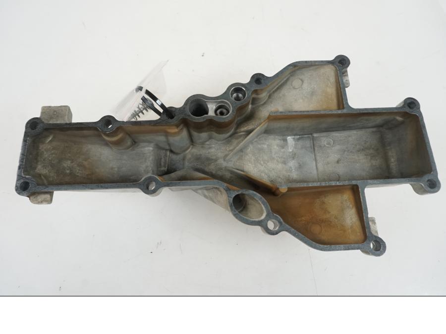 Baksidan på Oljetank från en BMW F 800 GS -2009 motorcykel.