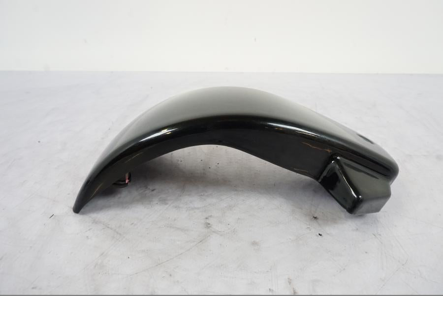 Baksidan på Sidopanel från en H-D Softail Sport Glide FLSB -2022 motorcykel.