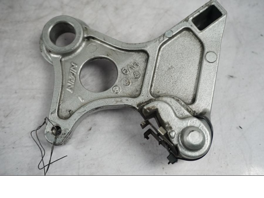 Framsidan på Bromsoksfäste från en Honda CBR 600 -1998 motorcykel.