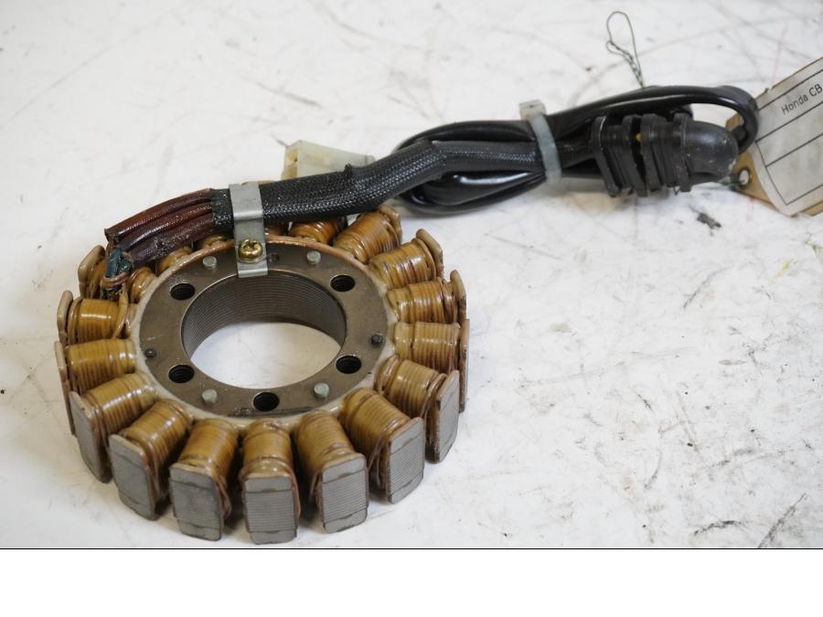 Framsidan på Generator från en Honda CB 600 Hornet -2000 motorcykel.