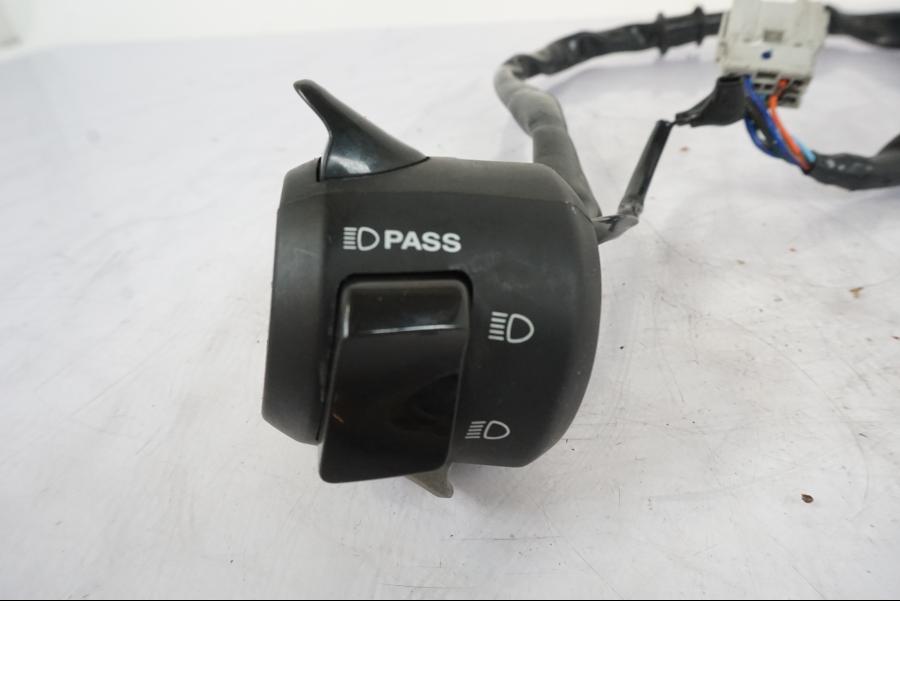 Vänster sida på Styrelreglage från en Honda VFR 1200 -2010 motorcykel.