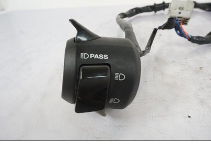 Vänster sida på Styrelreglage från en Honda VFR 1200 -2010 motorcykel.