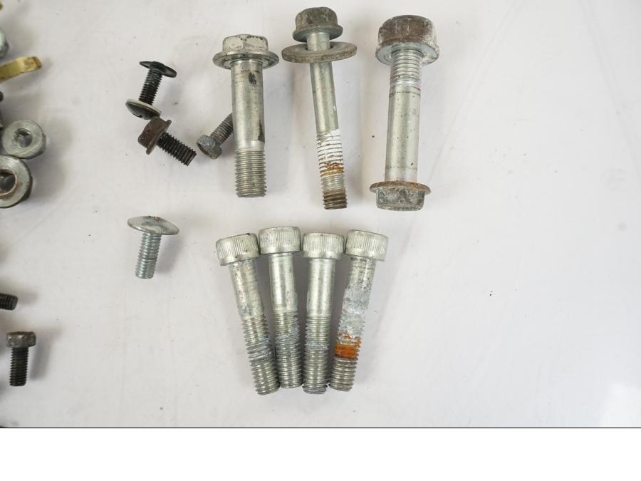 Vänster sida på Skruv / Mutter etc från en Honda CBR 125 R -2006 motorcykel.