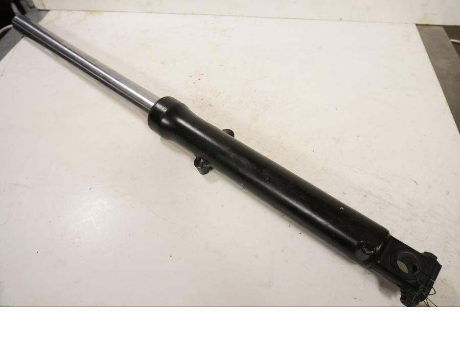 Framsidan på Gaffelben från en Kawasaki GPZ 500 -1993 motorcykel.