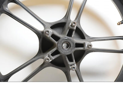 Extrabild3 på Fälg från en Yamaha YZF-R 125 -2009 motorcykel.