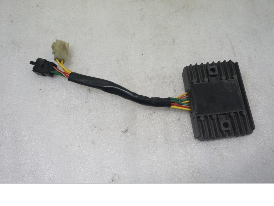 Framsidan på Likriktare från en Ducati Monster 796 -2013 motorcykel.