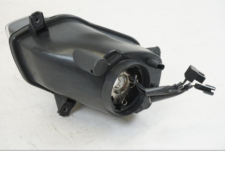 Snett uppifrån på Strålkastare från en BMW S 1000 R -2013 motorcykel.