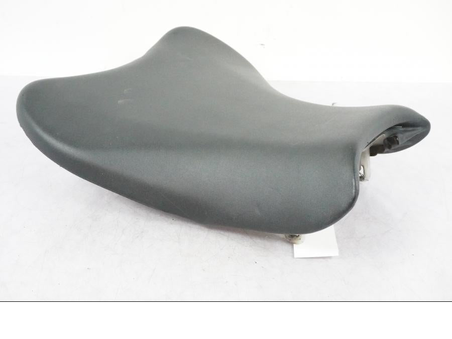 Vänster sida på Sadel från en Suzuki GSX-R 1000 -2008 motorcykel.