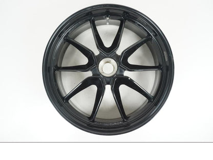 Framsidan på Fälg från en Ducati Hyperstrada -2013 motorcykel.