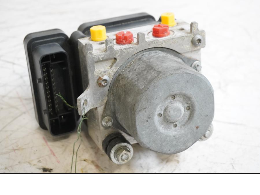 Framsidan på ABS Modulator från en BMW S 1000 RR -2010 motorcykel.