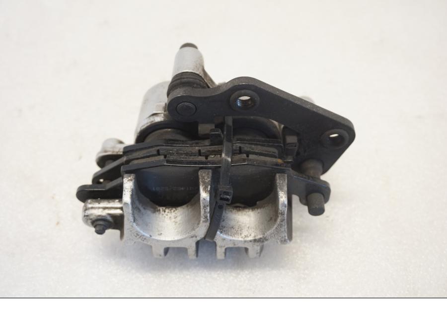 Snett uppifrån på Bromsok från en Suzuki VL 800 -2004 motorcykel.