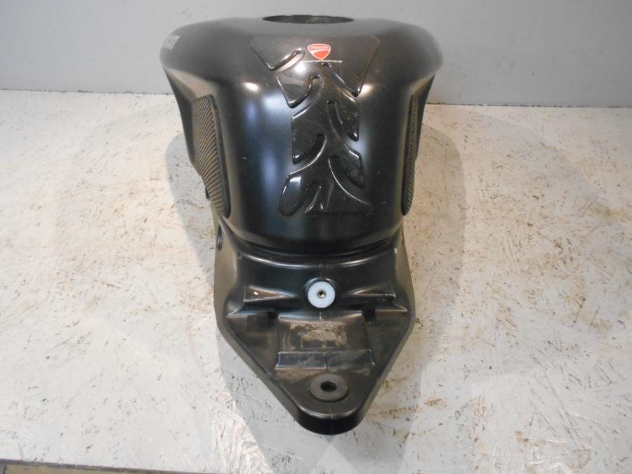 Vänster sida på Bensintank från en Ducati 848 -2013 motorcykel.