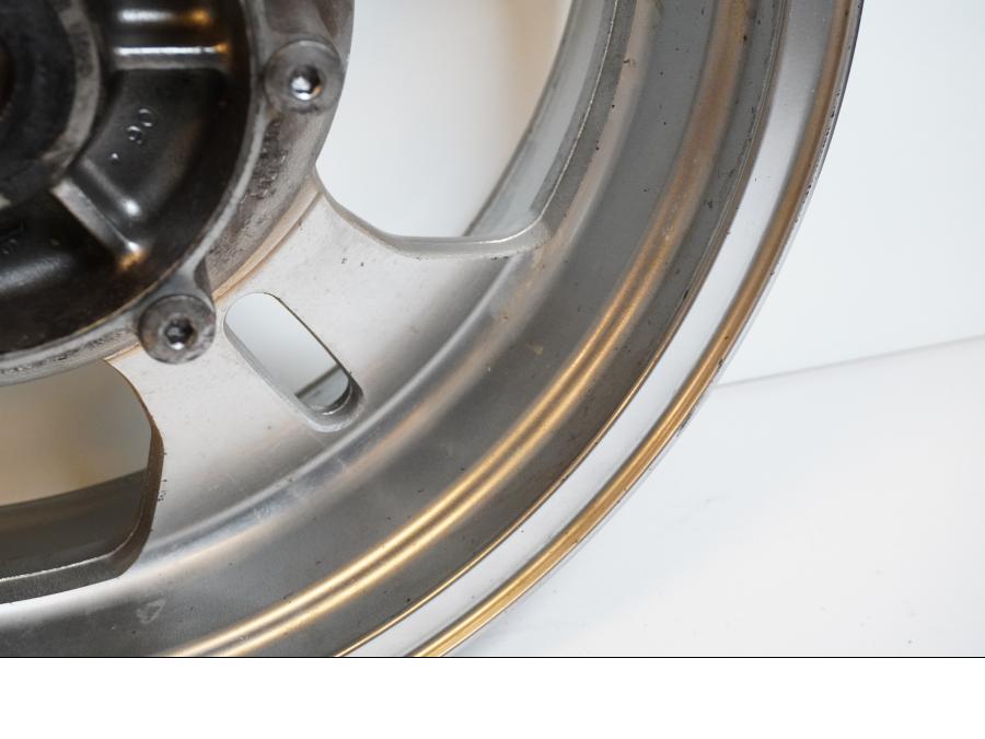 Höger sida på Fälg från en Kawasaki VN 1600 Mean Streak -2007 motorcykel.