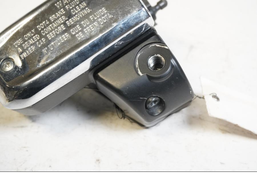 Höger sida på Bromshuvudcylinder från en Kawasaki VN 1700 Classic Tourer -2009 motorcykel.