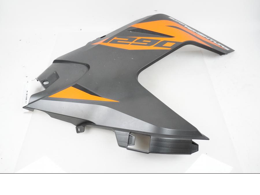 Framsidan på Sidkåpa från en KTM 1290 Super Adventure S -2022 motorcykel.