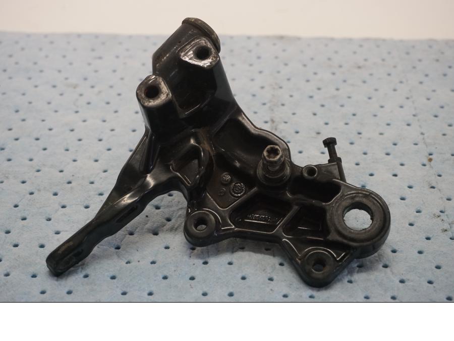 Baksidan på Fotpinnefäste från en KTM 690 SMCR -2015 motorcykel.