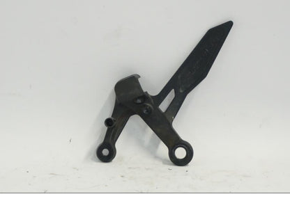 Baksidan på Fotpinnefäste från en KTM 790 Duke -2018 motorcykel.