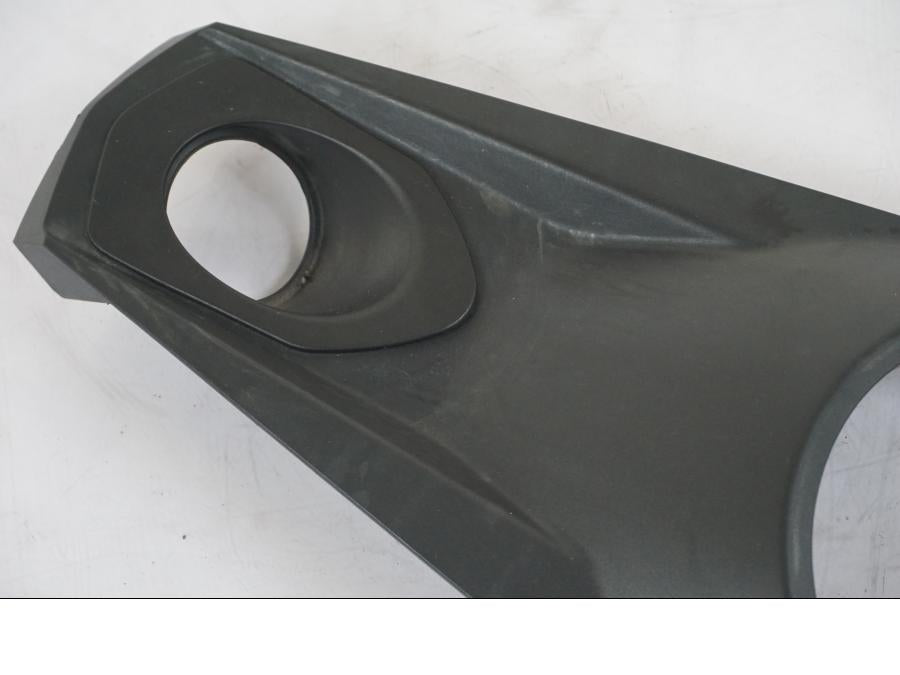 Baksidan på Bensintankkonsoll från en KTM 1290 Super Duke R -2015 motorcykel.